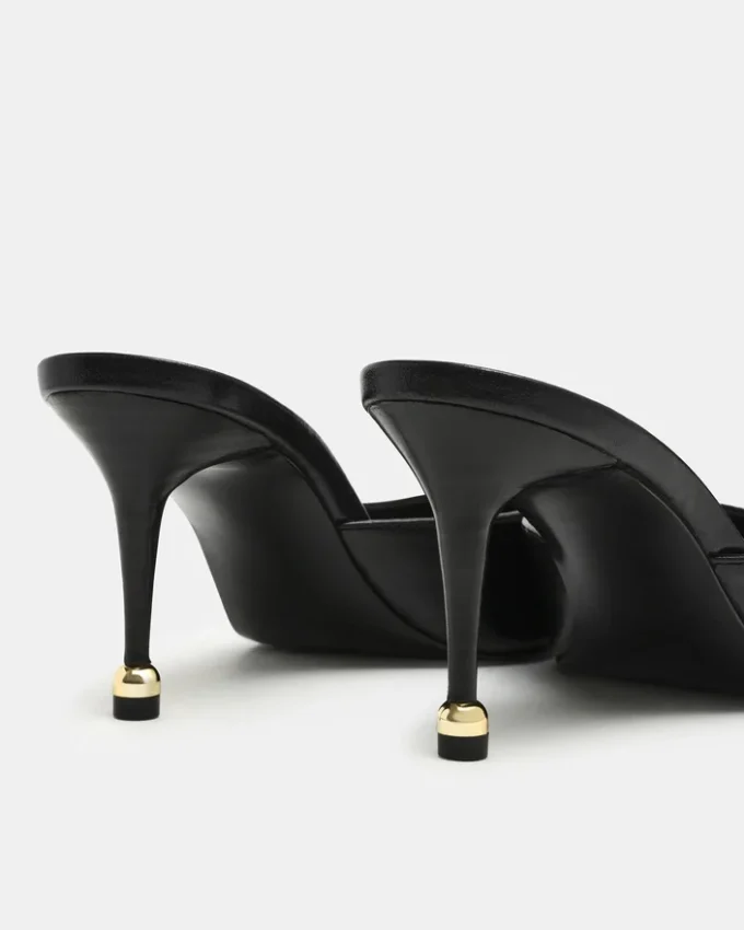 Adeline in pelle nera