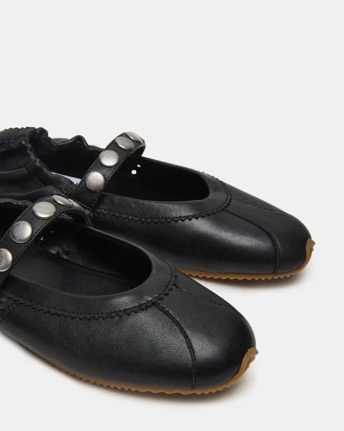 Anaya in pelle nera con borchie