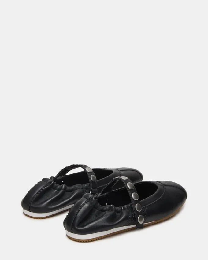 Anaya in pelle nera con borchie