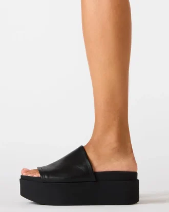 arwen in pelle bianca 6 330x413 - Arwen in pelle nera