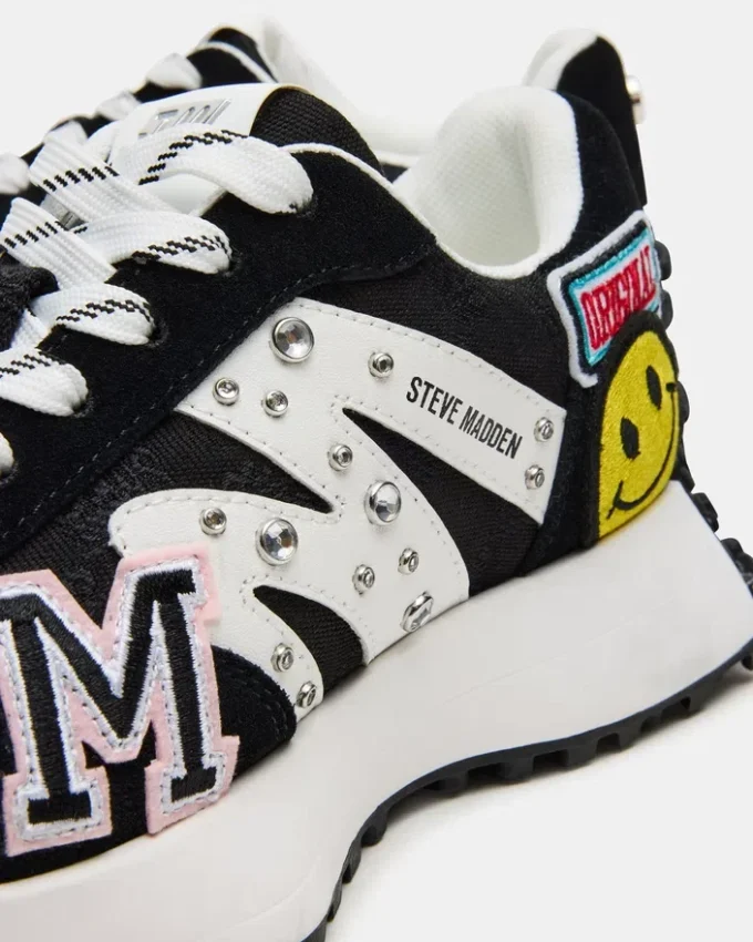 Campo Nero con toppe multicolori Campo Nero con toppe multicolori