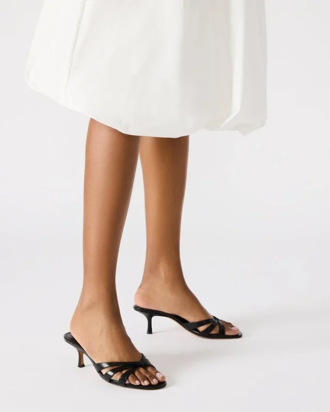 Cary in pelle nera Cary in pelle nera