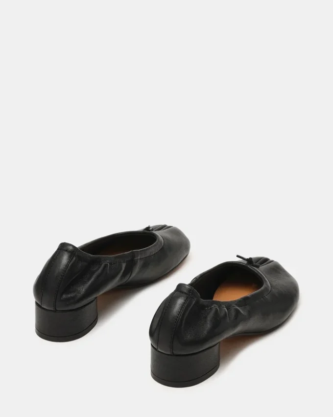 Cyra in pelle nera Cyra in pelle nera