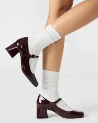 Darcey in vernice color vino