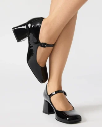 Darcey in vernice nera