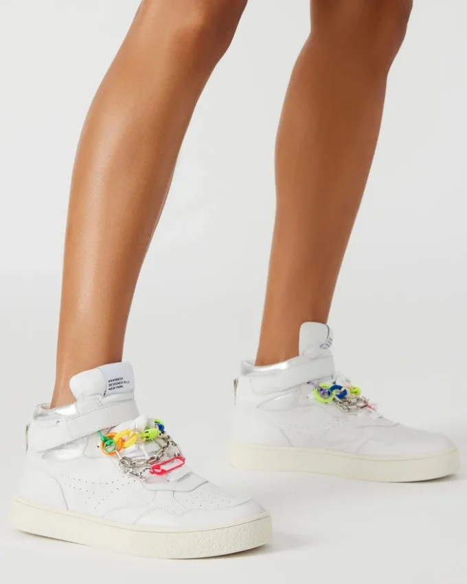 Emilee in pelle bianca