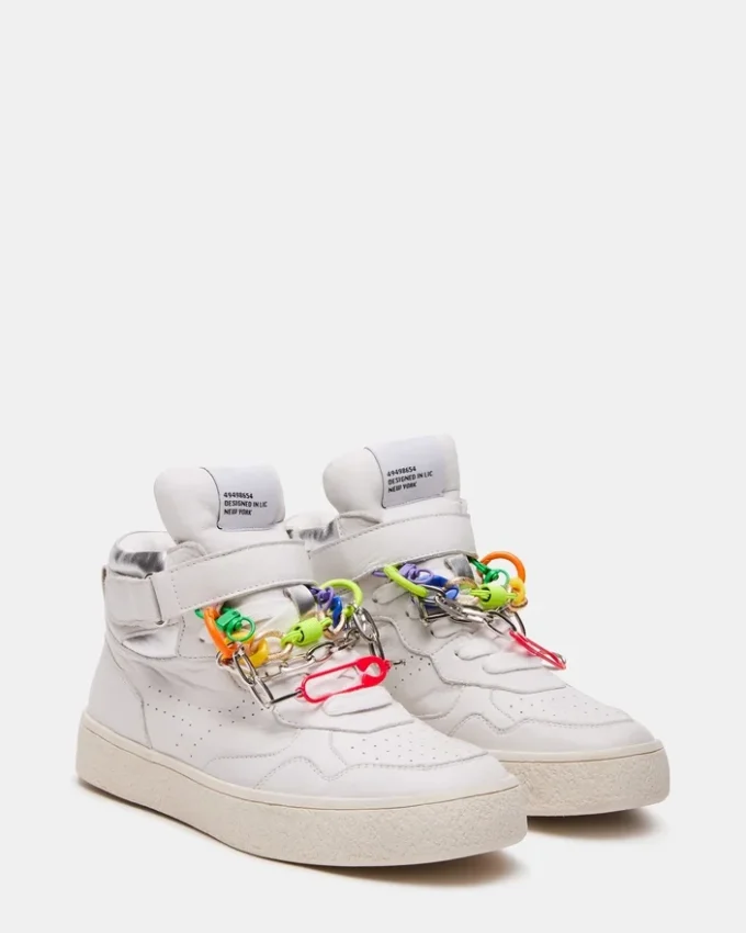 Emilee in pelle bianca