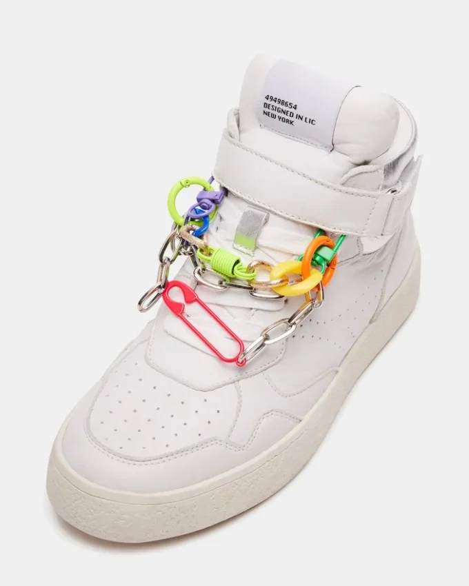 Emilee in pelle bianca