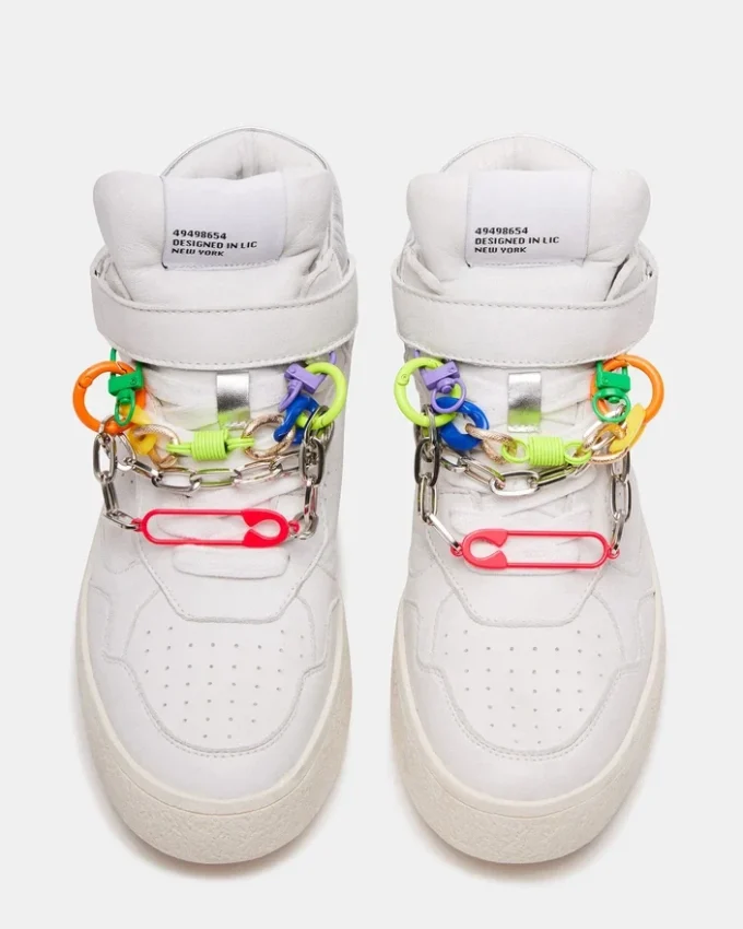 Emilee in pelle bianca