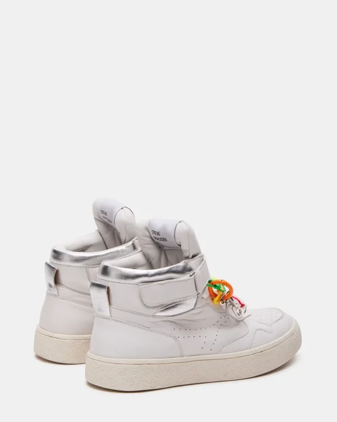 Emilee in pelle bianca