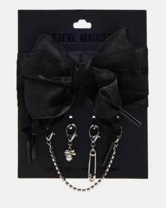 Lacci per scarpe e ciondoli neri