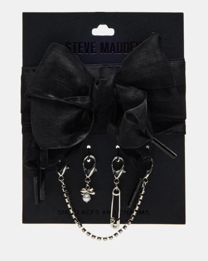 Lacci per scarpe e ciondoli neri