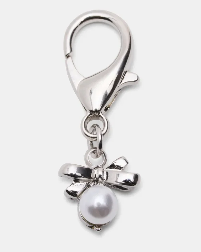 Lacci per scarpe e ciondoli neri