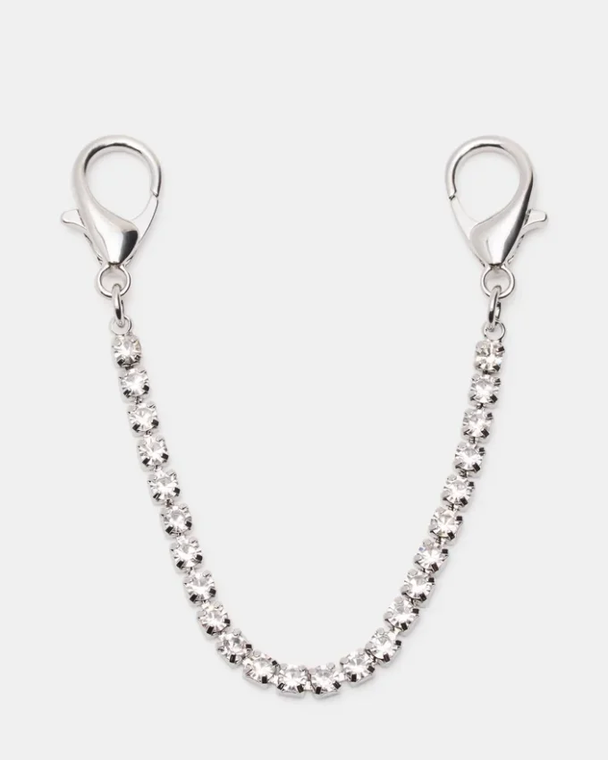 Lacci per scarpe e ciondoli neri