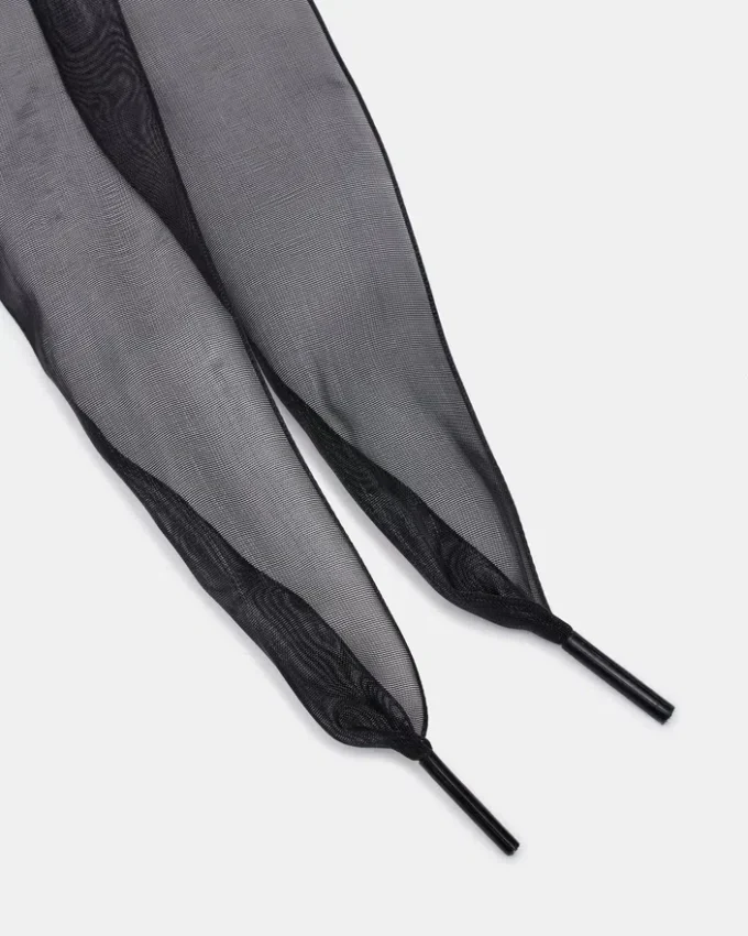 Lacci per scarpe e ciondoli neri