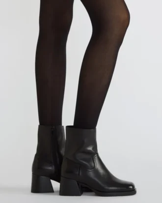 Latches in pelle nera