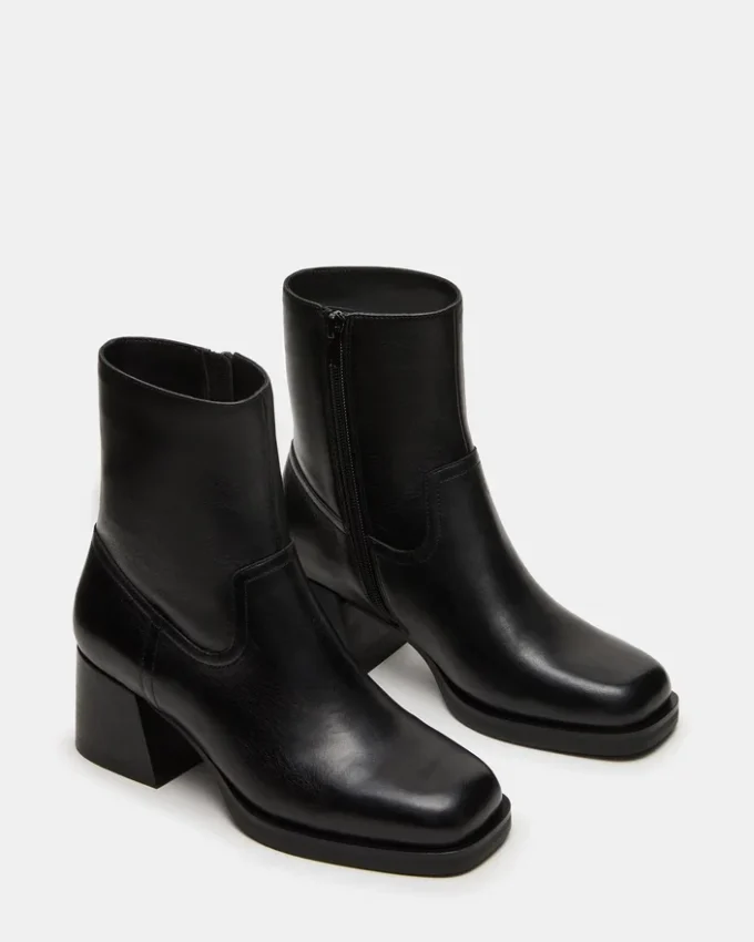 Latches in pelle nera