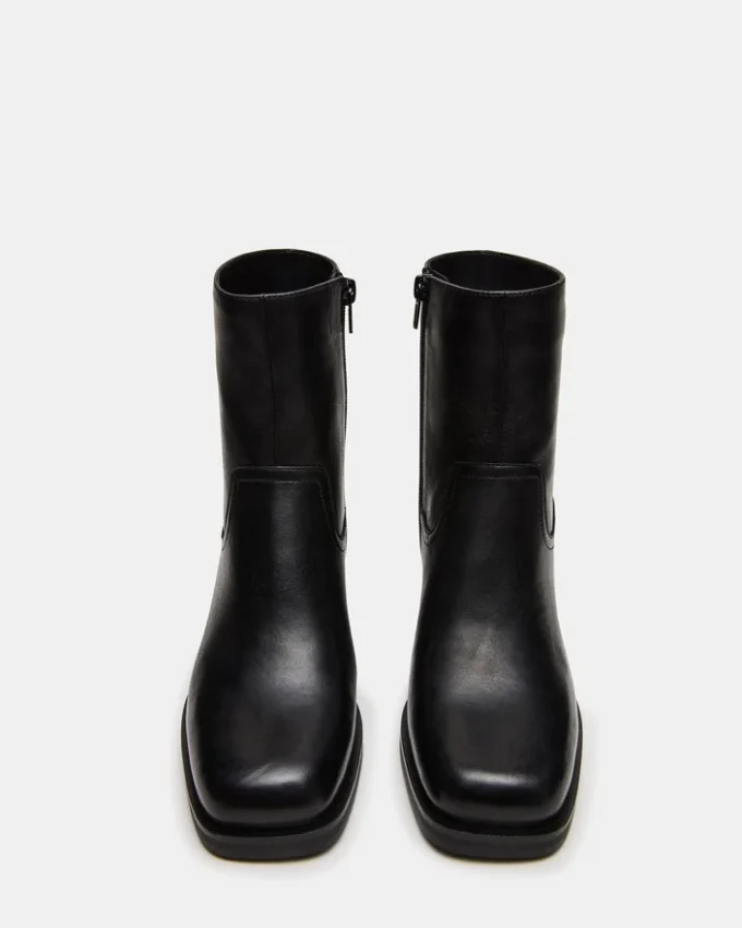 Latches in pelle nera