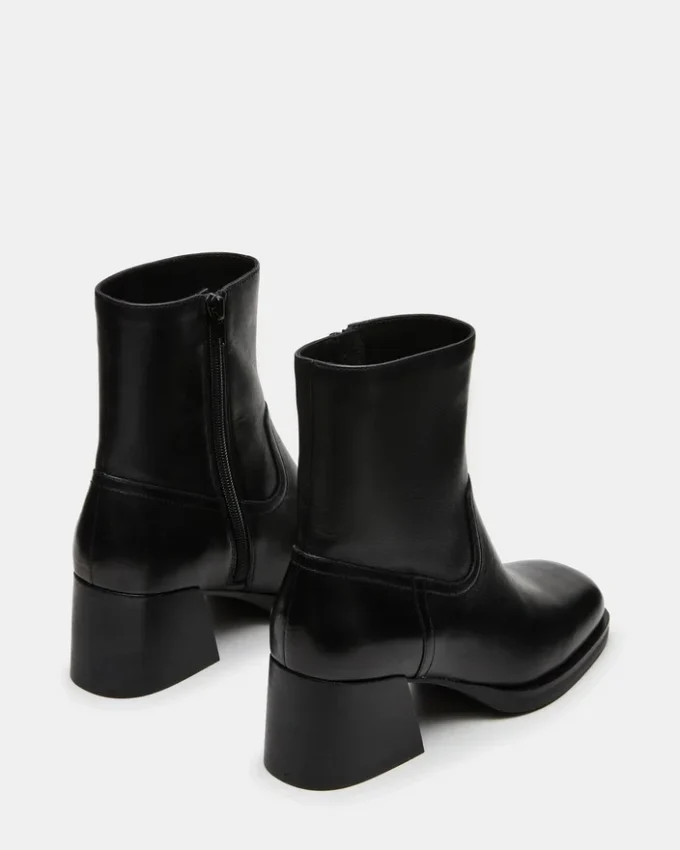 Latches in pelle nera