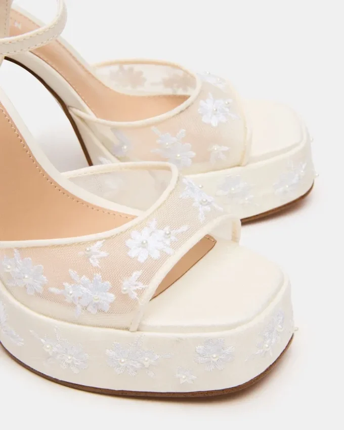 Liandra in rete bianca decorata