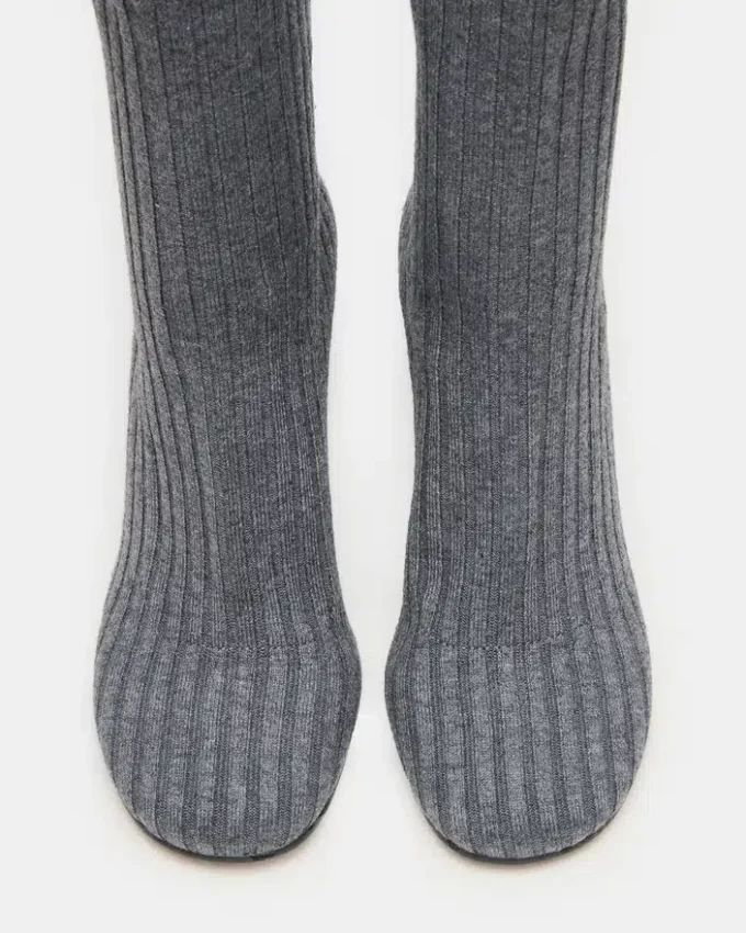 Lorenza in maglia grigia Lorenza in maglia grigia