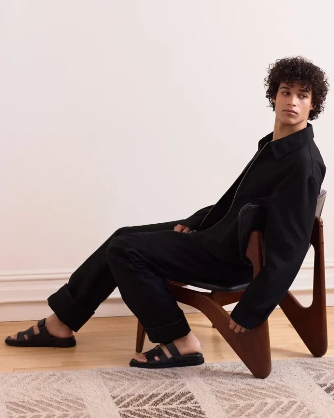 Maiven in pelle nera