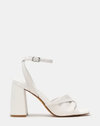 Mandy in pelle bianca