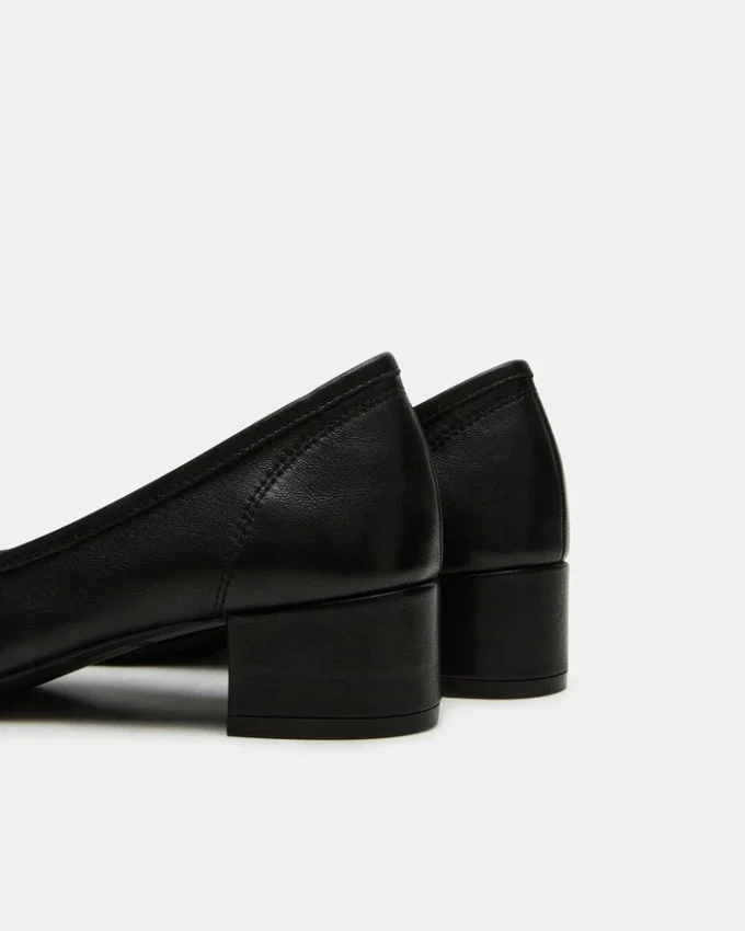 Mollie in pelle nera