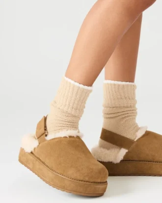 Pelle scamosciata color cognac con morbida pelliccia sintetica