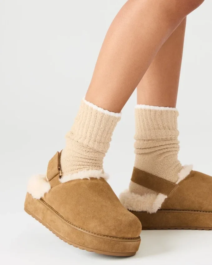 Pelle scamosciata color cognac con morbida pelliccia sintetica Pelle scamosciata color cognac con morbida pelliccia sintetica