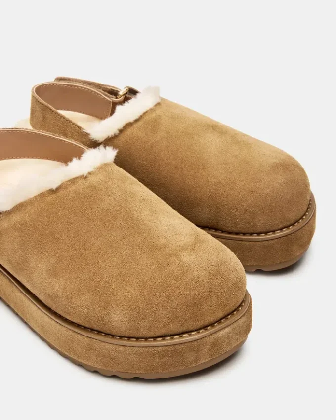 Pelle scamosciata color cognac con morbida pelliccia sintetica Pelle scamosciata color cognac con morbida pelliccia sintetica