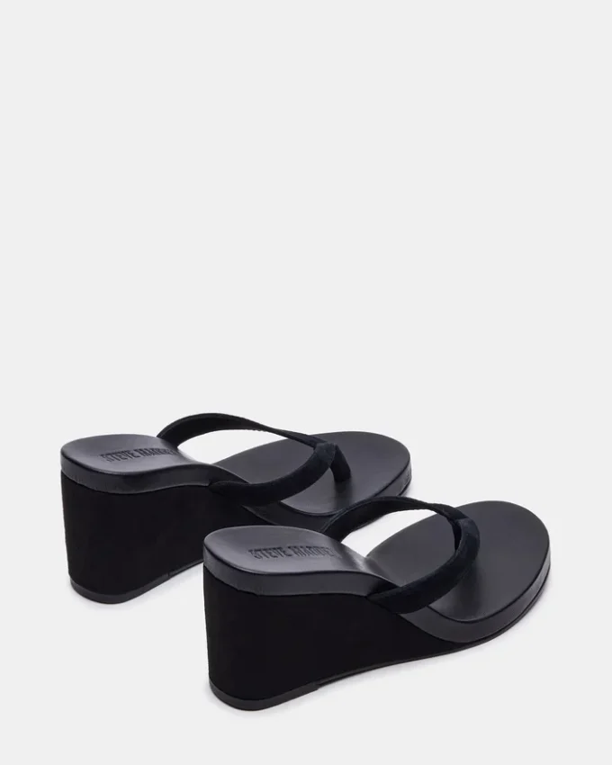 Playing in camoscio nero Playing in camoscio nero