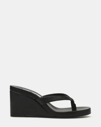 Playing in pelle nera