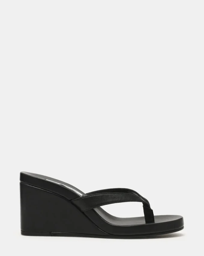 Playing in pelle nera