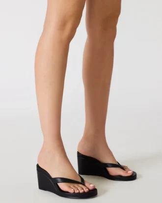 Playing in pelle nera