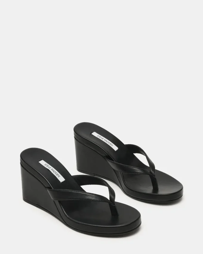 Playing in pelle nera