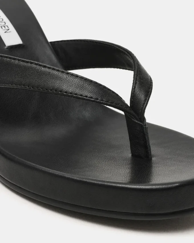 Playing in pelle nera