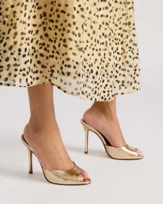 Priya in pelle dorata