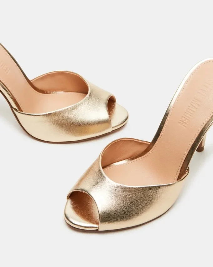 Priya in pelle dorata