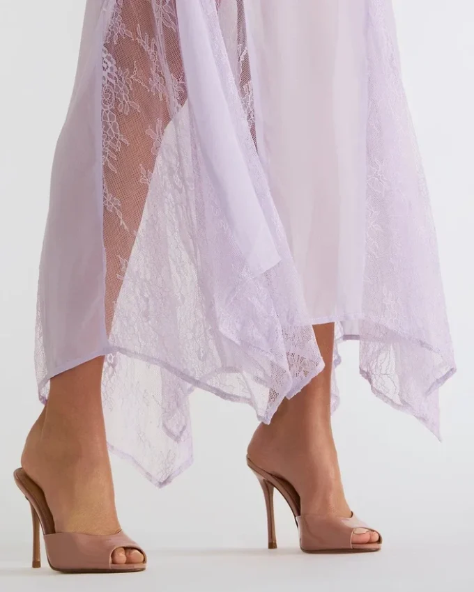 Priya in vernice color cipria scuro