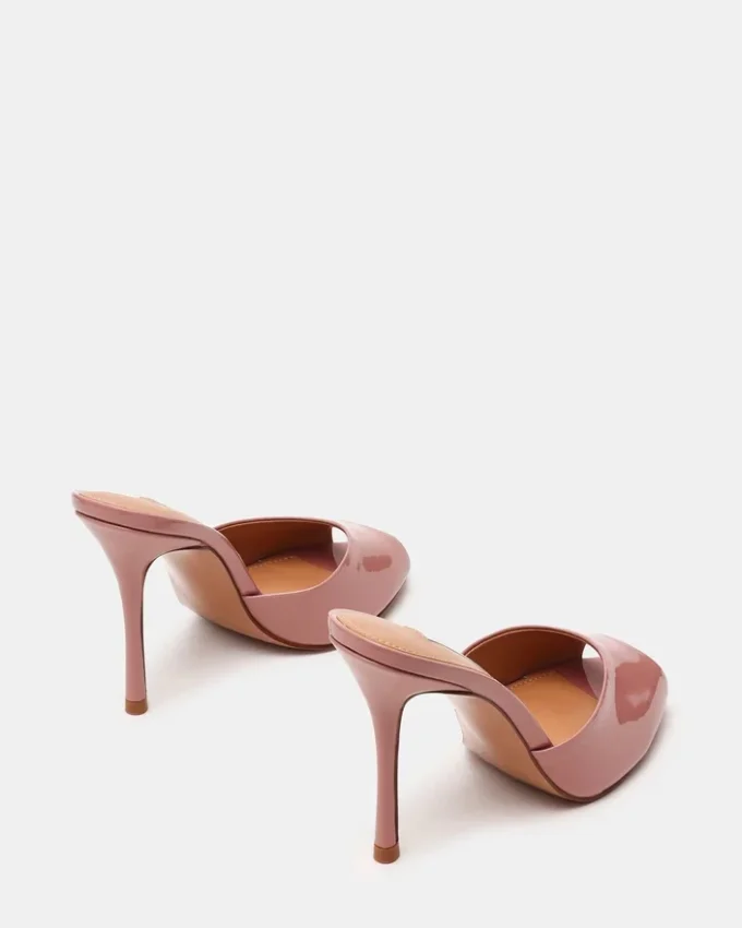 Priya in vernice color cipria scuro