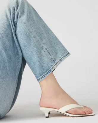 Tracie in pelle bianca