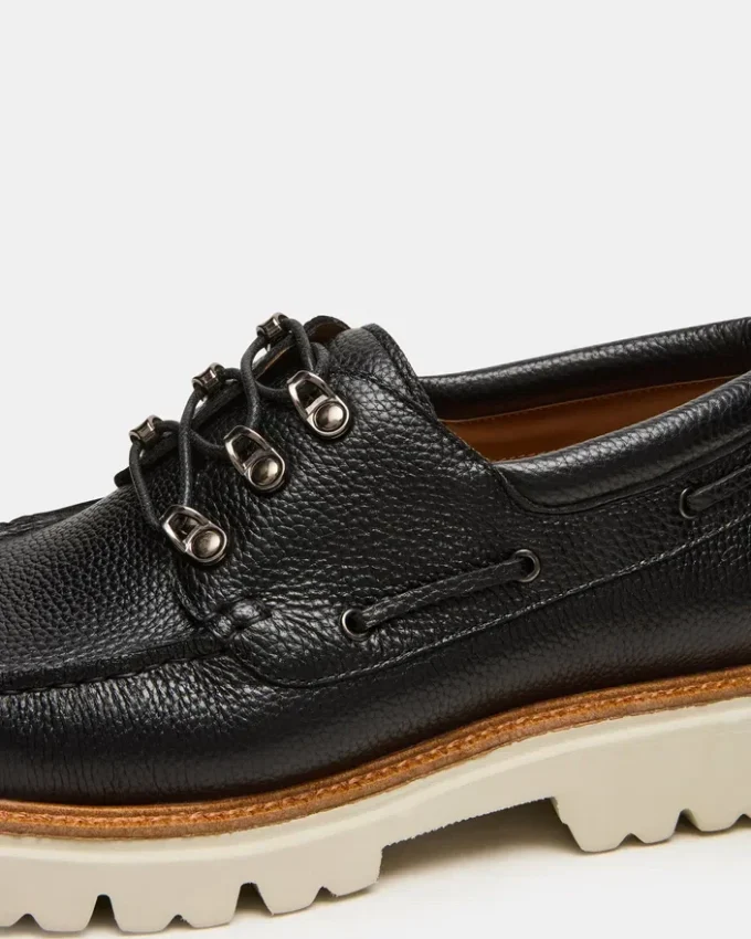 Victor in pelle nera